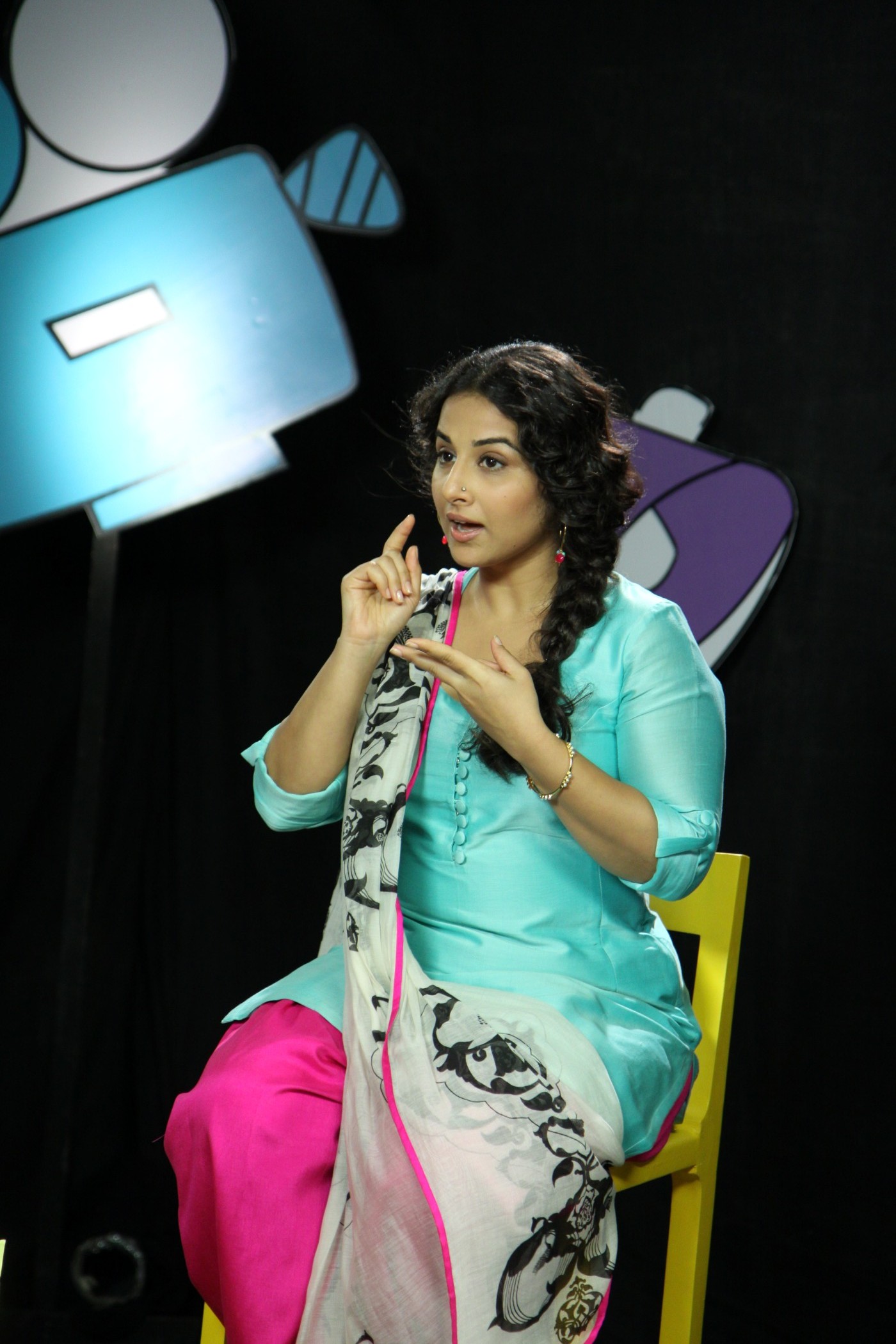 Vidya Balan Promoting Film Bobby Jasoos On Disney Show Captain Tiao