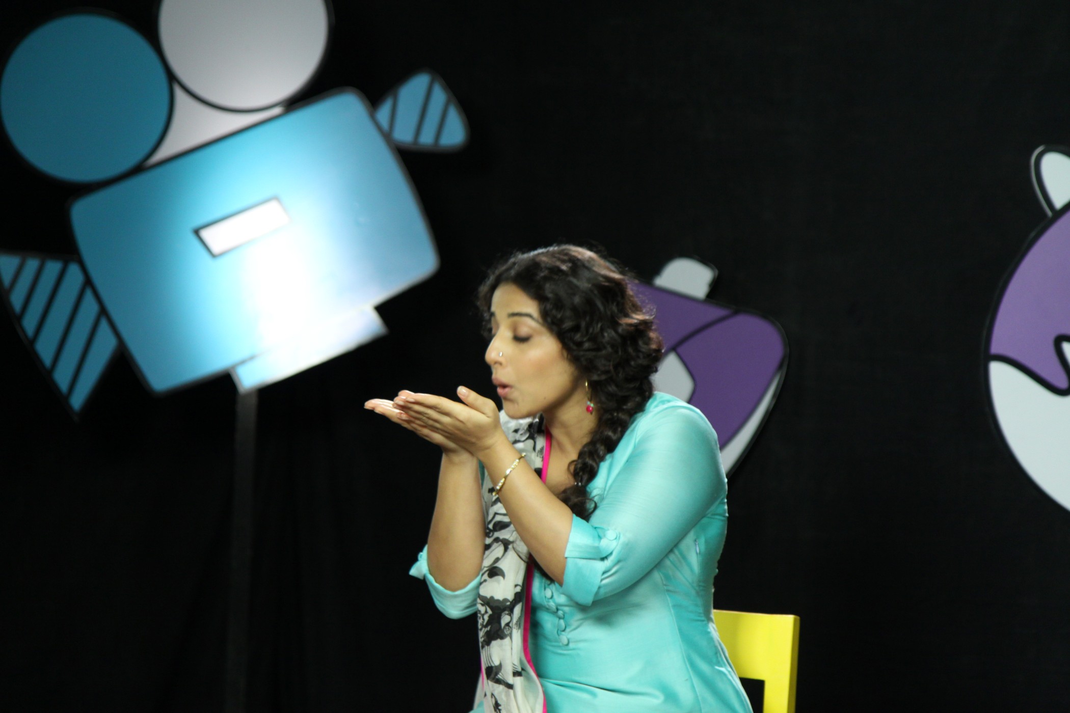 Vidya Balan Promoting Film Bobby Jasoos On Disney Show Captain Tiao