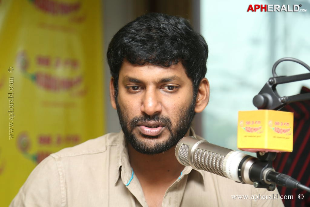 Vishal Promotes Palnadu at Radio Mirchi