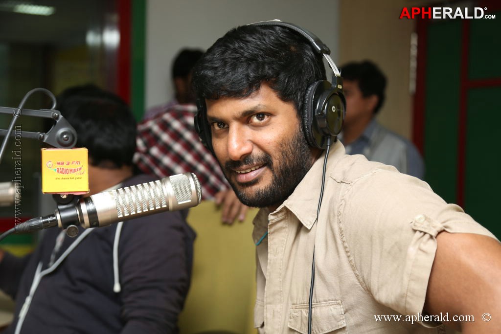 Vishal Promotes Palnadu at Radio Mirchi