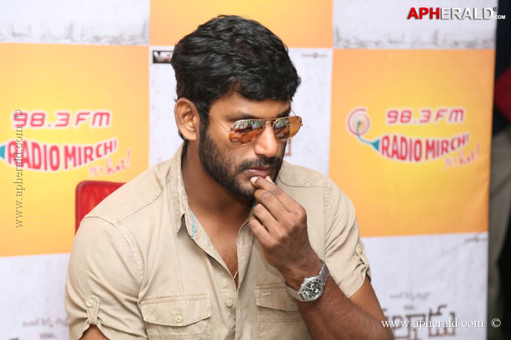 Vishal Promotes Palnadu at Radio Mirchi
