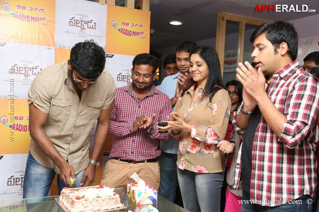 Vishal Promotes Palnadu at Radio Mirchi