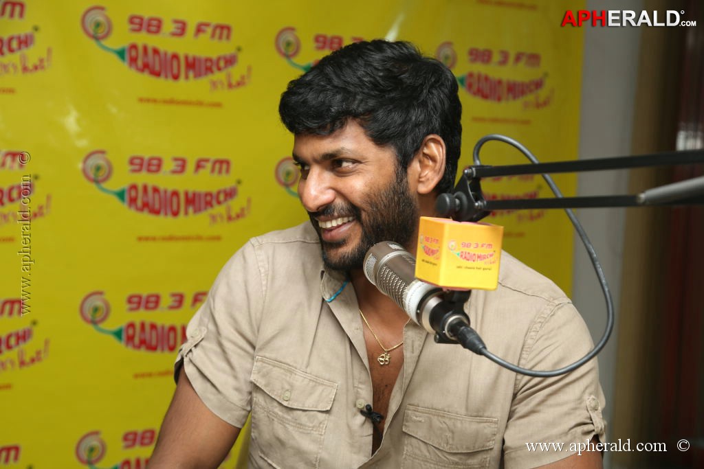 Vishal Promotes Palnadu at Radio Mirchi