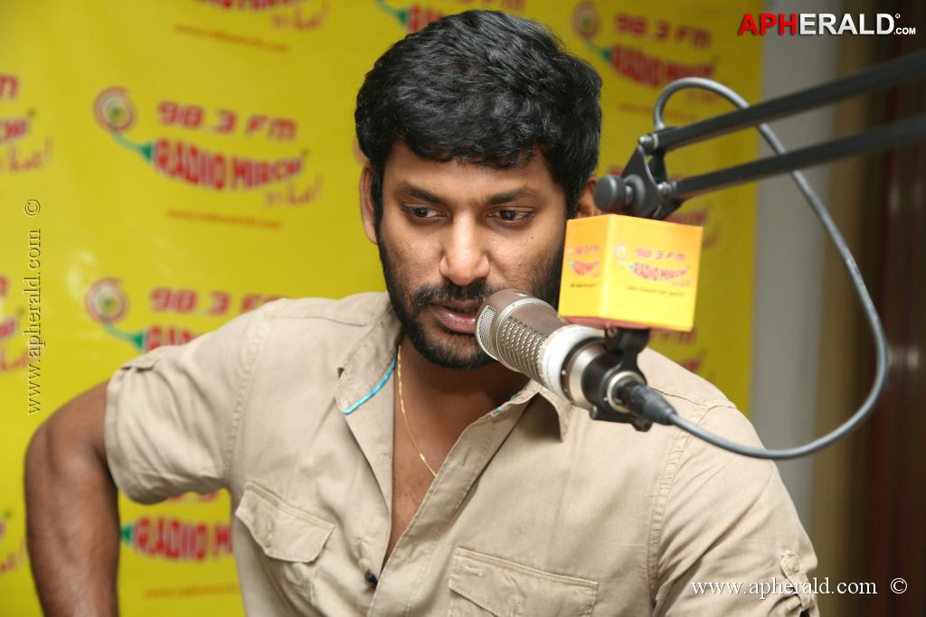 Vishal Promotes Palnadu at Radio Mirchi