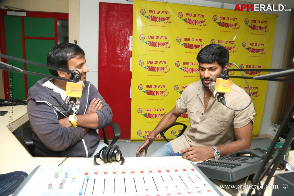 Vishal Promotes Palnadu at Radio Mirchi