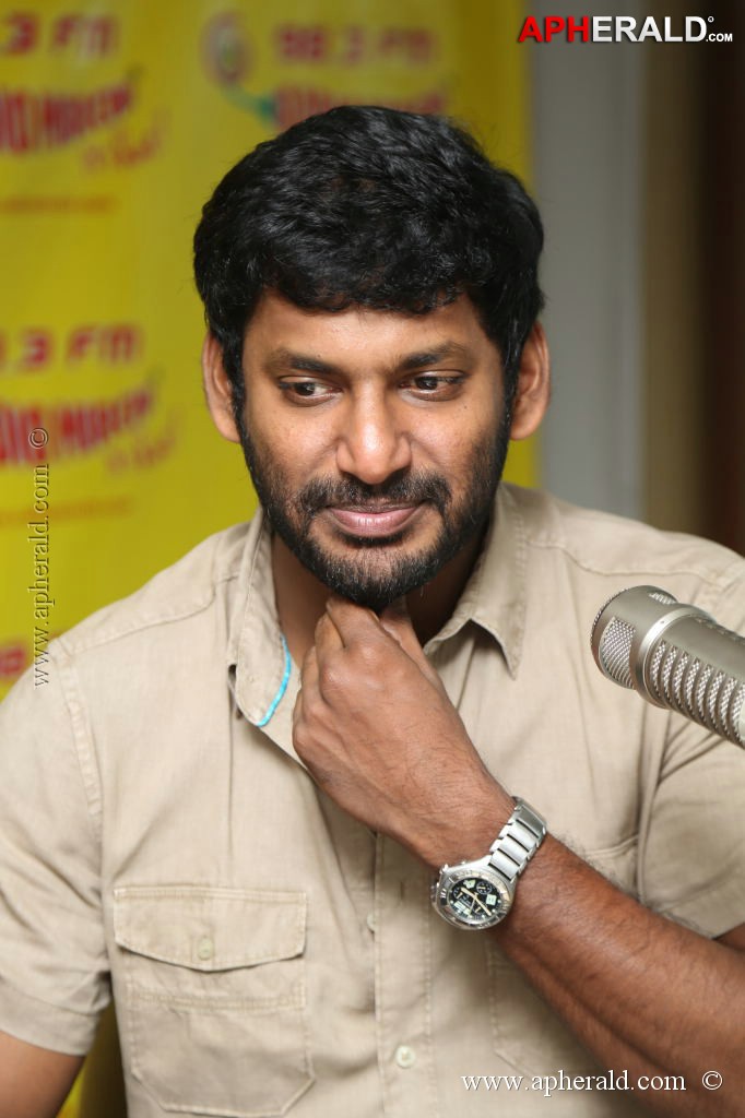Vishal Promotes Palnadu at Radio Mirchi