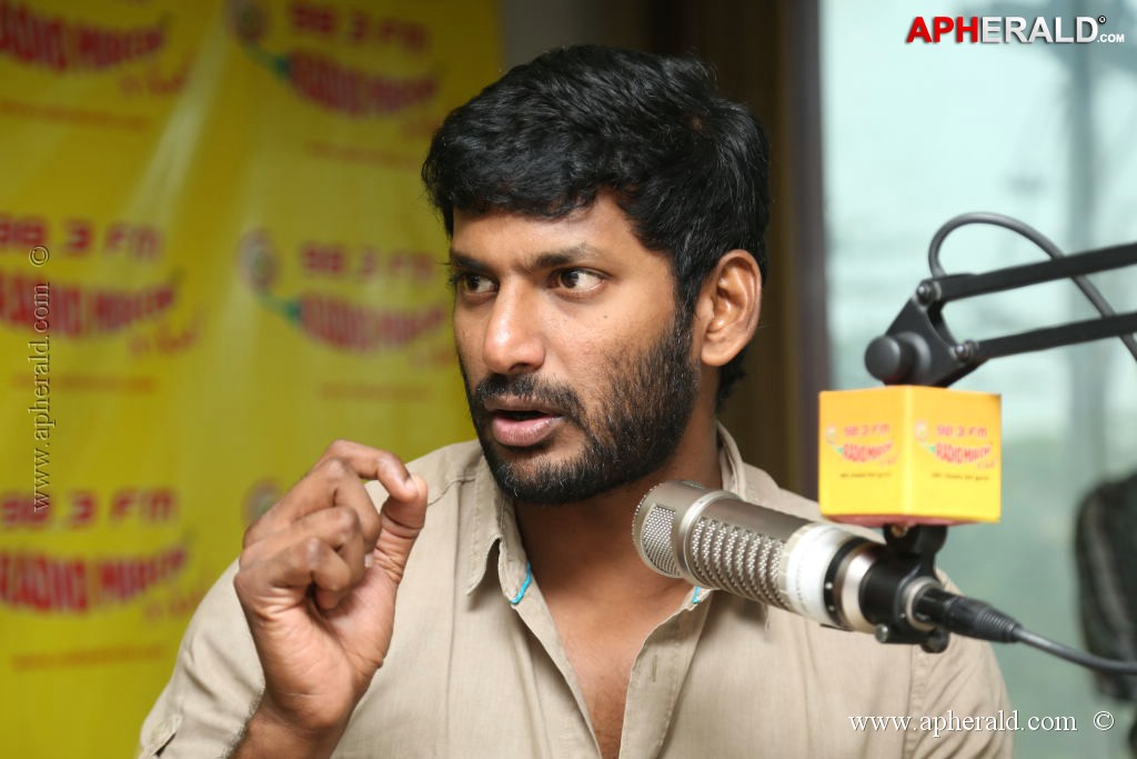 Vishal Promotes Palnadu at Radio Mirchi