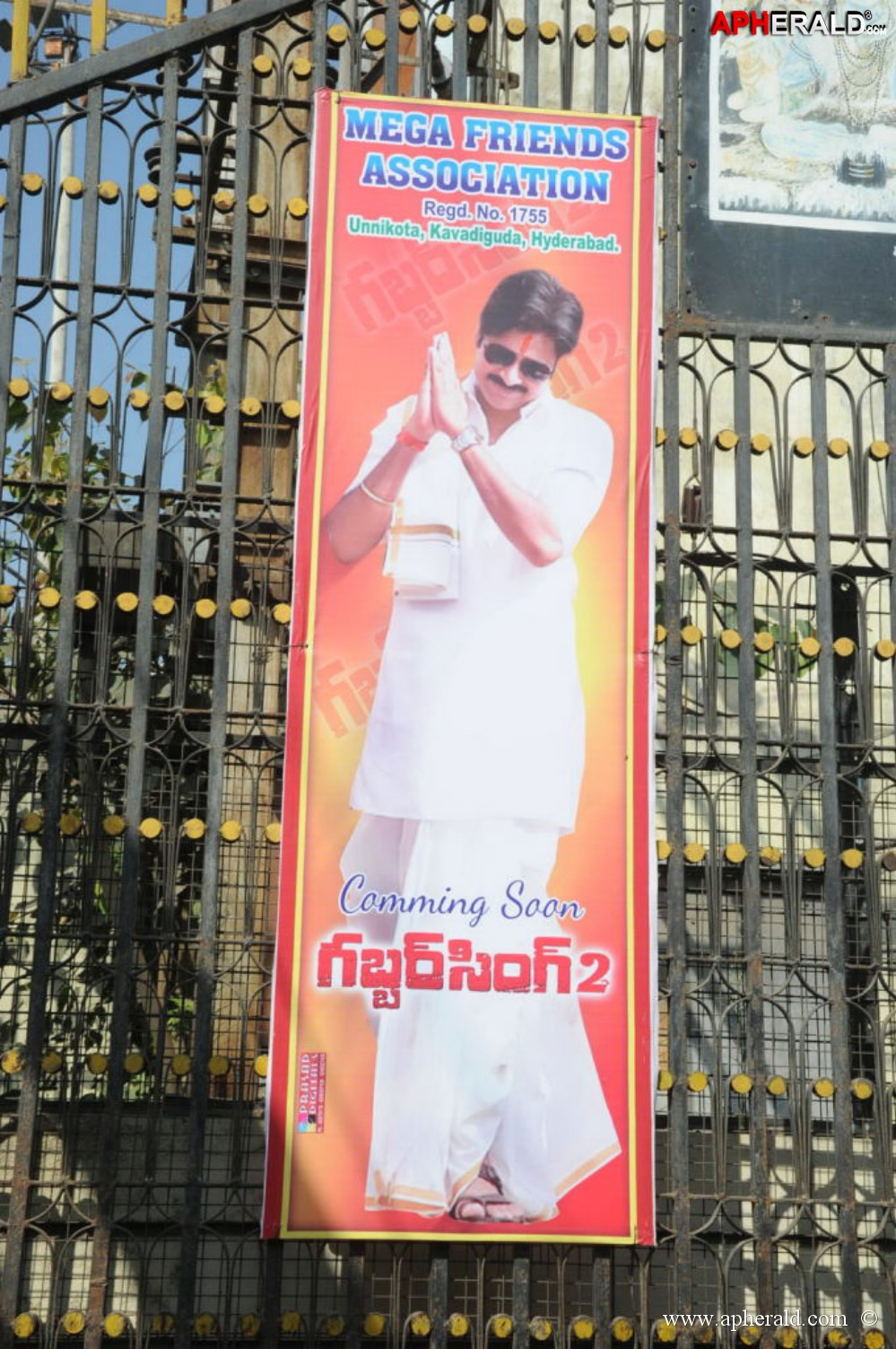 Yevadu Release Hungama at Hyd