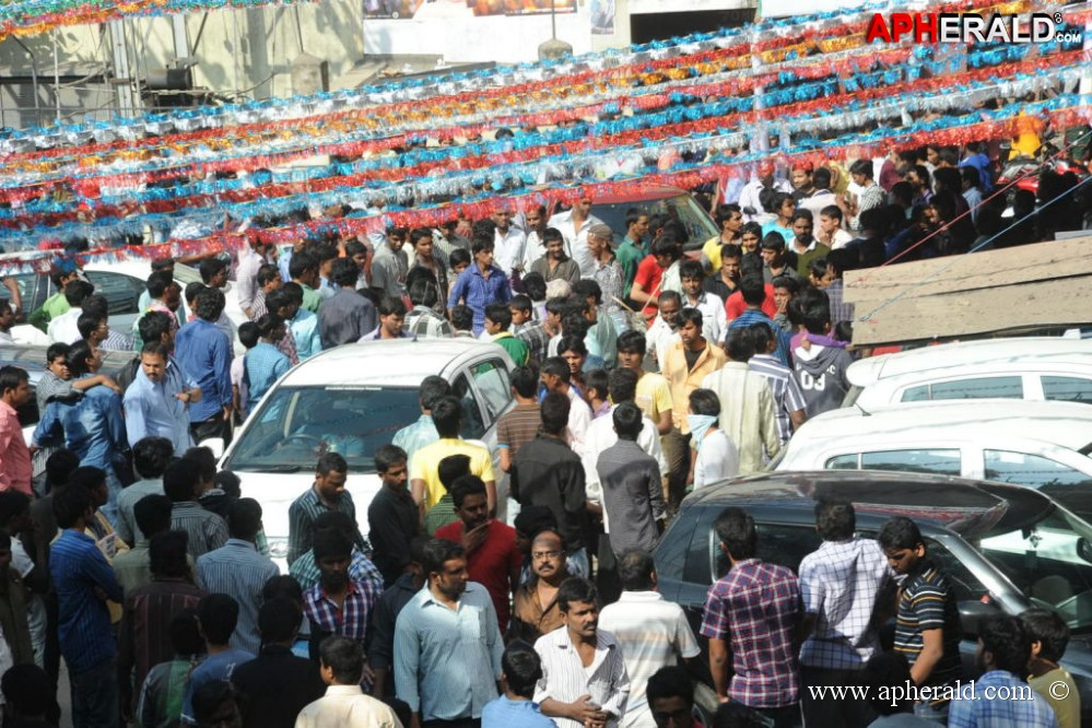 Yevadu Release Hungama at Hyd