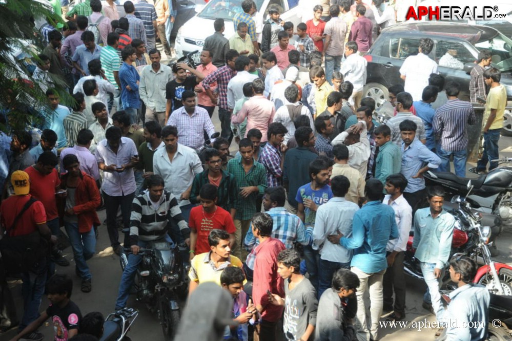 Yevadu Release Hungama at Hyd