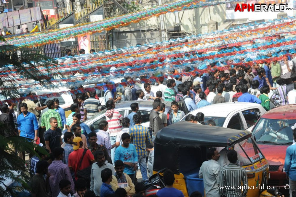 Yevadu Release Hungama at Hyd