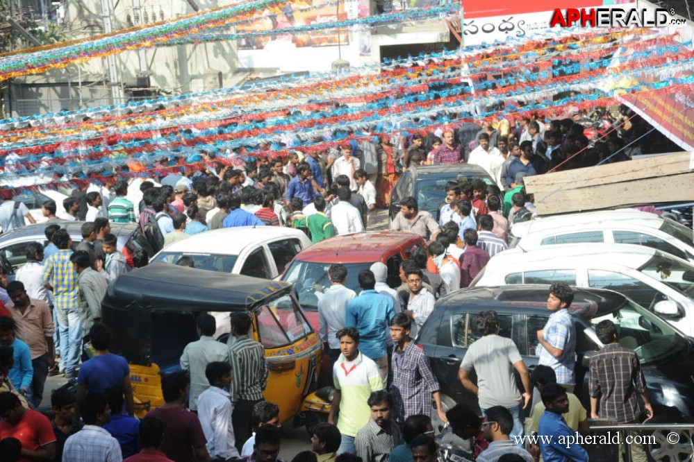 Yevadu Release Hungama at Hyd