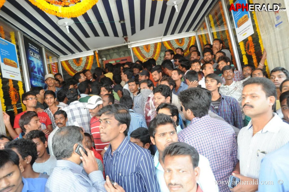 Yevadu Release Hungama at Hyd