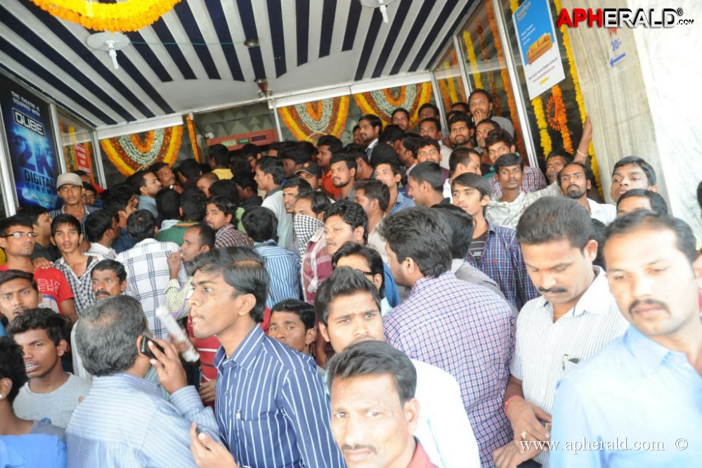 Yevadu Release Hungama at Hyd
