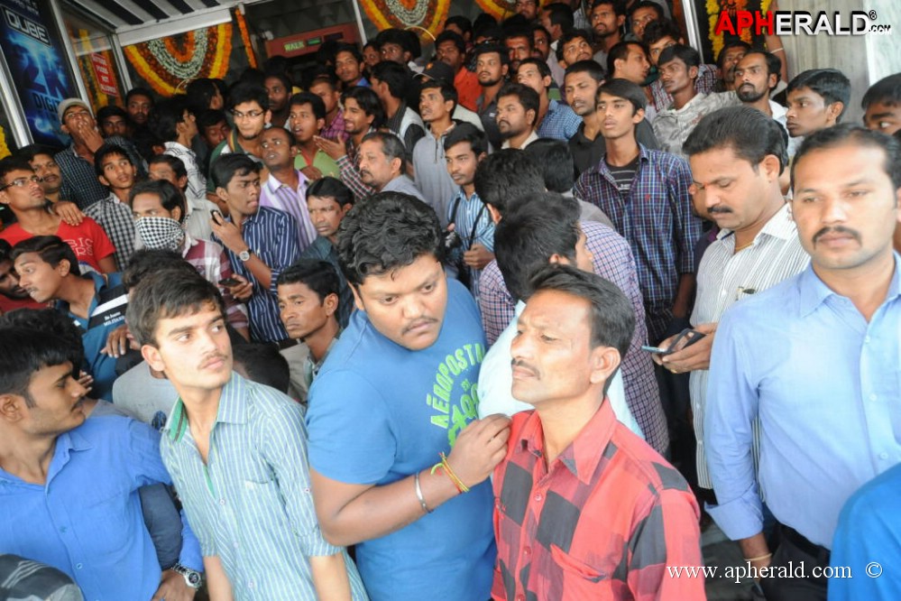 Yevadu Release Hungama at Hyd