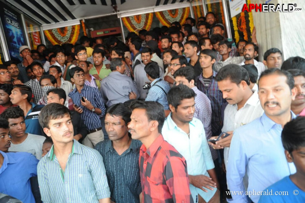 Yevadu Release Hungama at Hyd