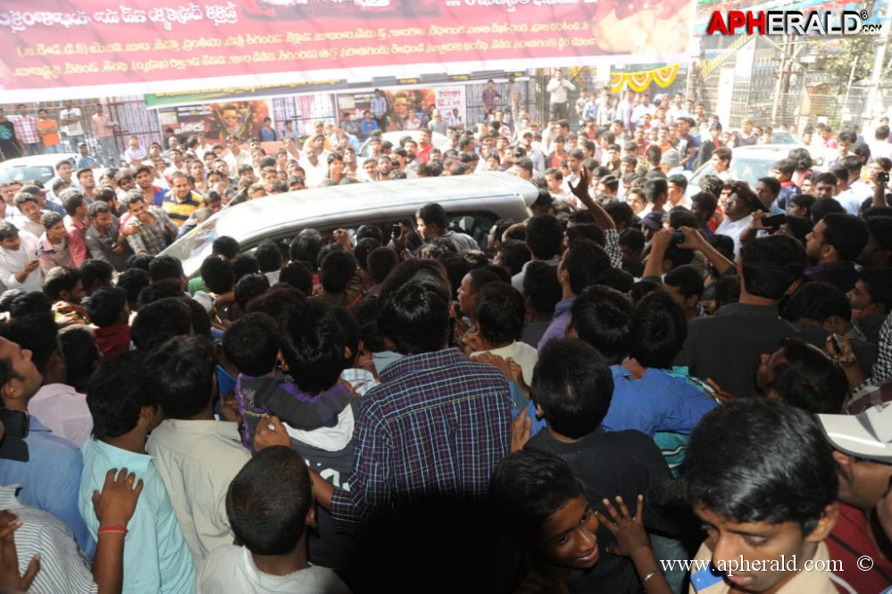 Yevadu Release Hungama at Hyd