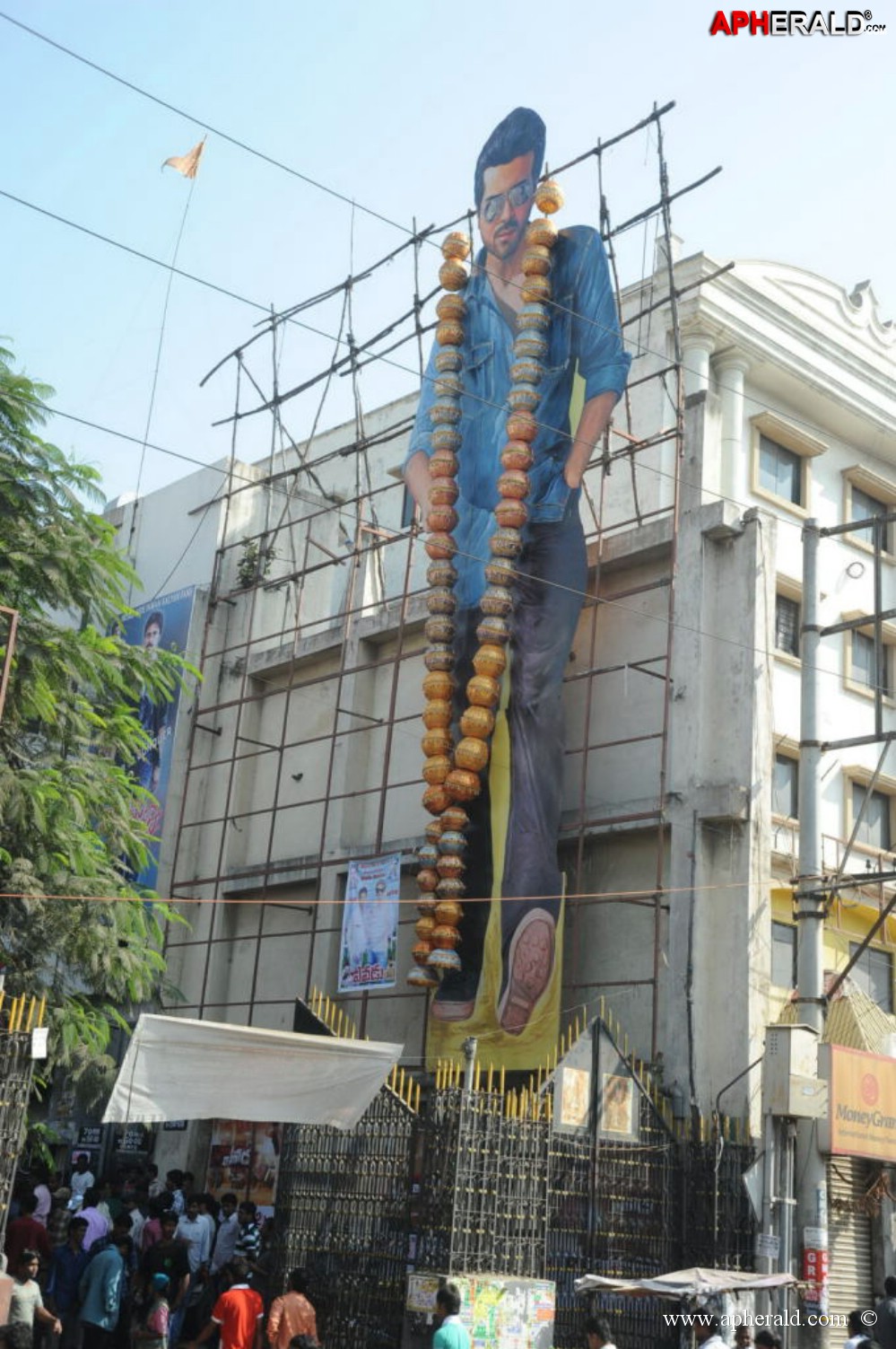 Yevadu Release Hungama at Hyd