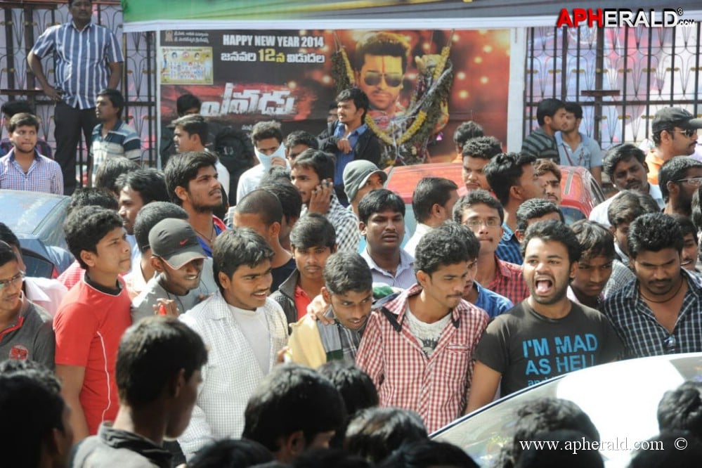 Yevadu Release Hungama at Hyd