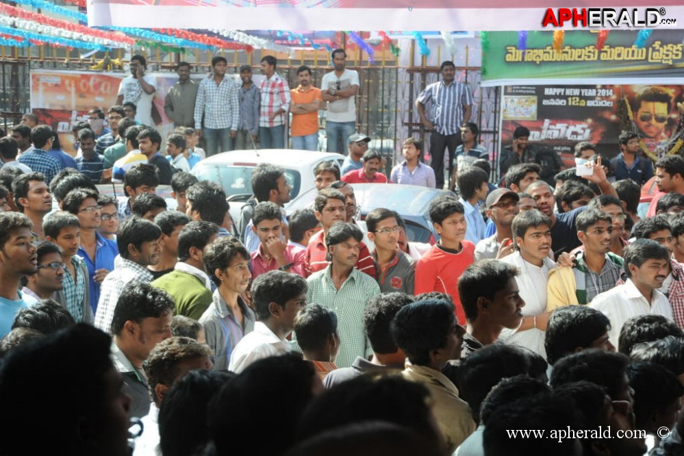 Yevadu Release Hungama at Hyd