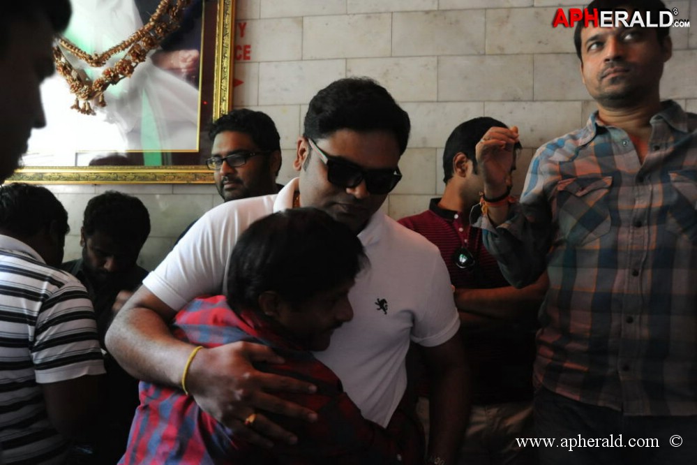 Yevadu Release Hungama at Hyd