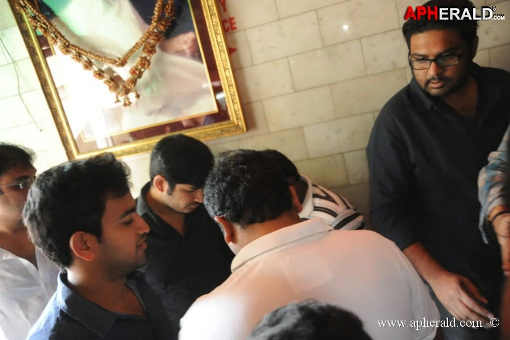 Yevadu Release Hungama at Hyd