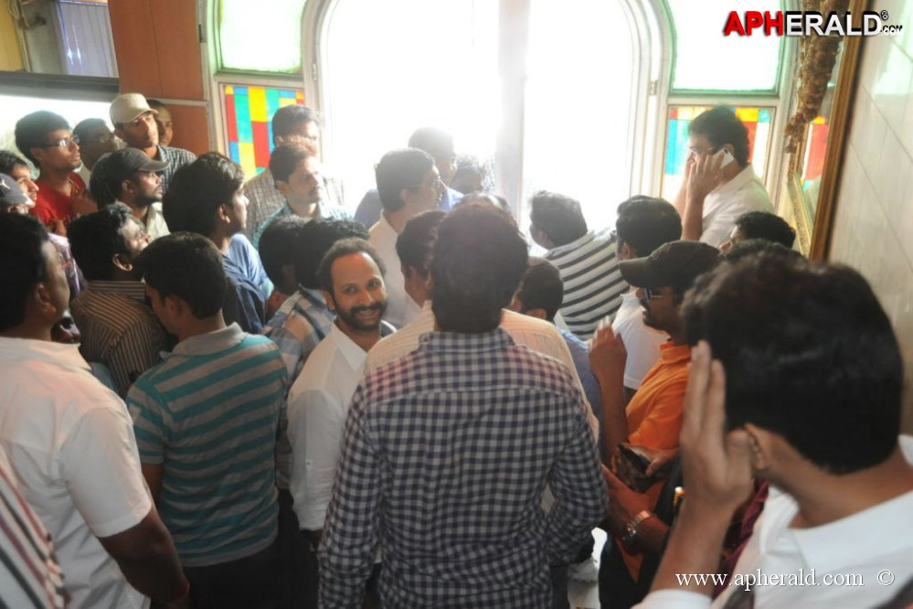 Yevadu Release Hungama at Hyd