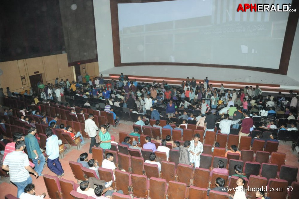 Yevadu Release Hungama at Hyd