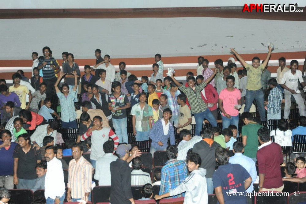Yevadu Release Hungama at Hyd