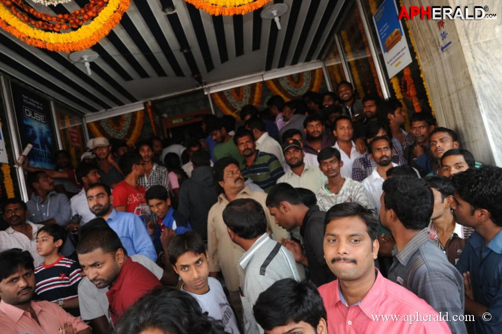 Yevadu Release Hungama at Hyd