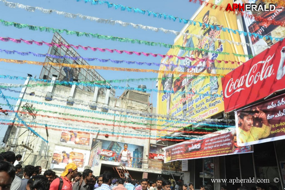 Yevadu Release Hungama at Hyd