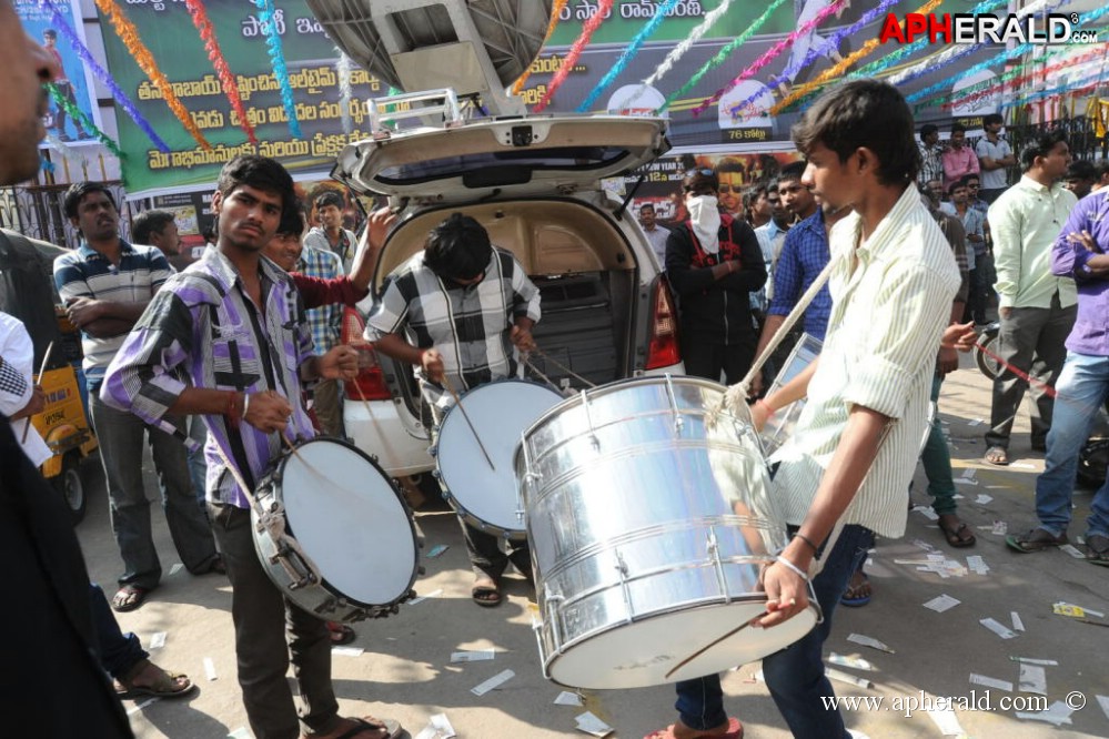 Yevadu Release Hungama at Hyd