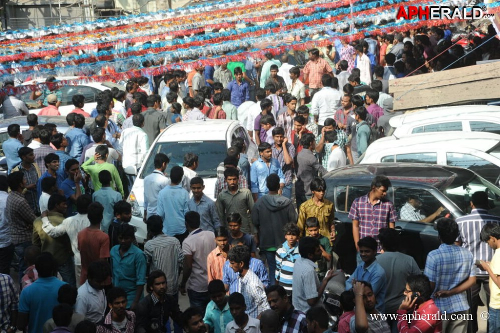 Yevadu Release Hungama at Hyd