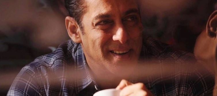 सलमान खान ने मुंबई पुलिस के लिए 1 लाख हैंड सेनिटाइजर किया दान