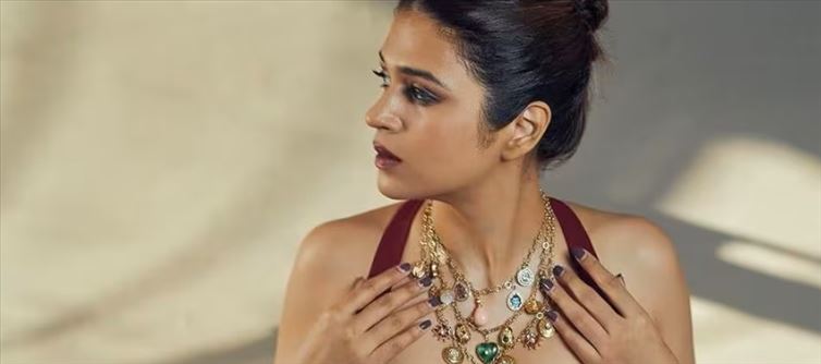 Shraddha Das Steals The Show In Sultry Wine Corset