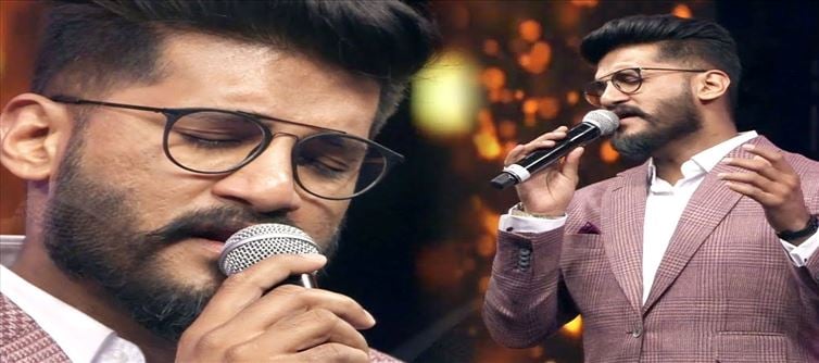 ചില വരികൾ പാടുമ്പോൾ കണ്ണ് നിറയാറുണ്ട്: വിജയ് യേശുദാസ്!