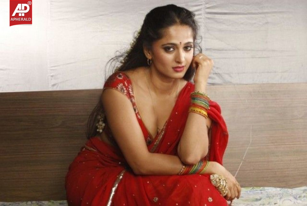 Actress Anushka Shetty Hot Navel Pics