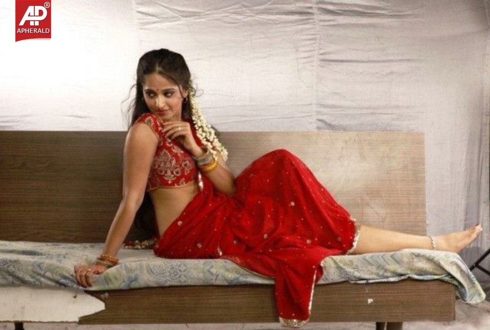 Actress Anushka Shetty Hot Navel Pics