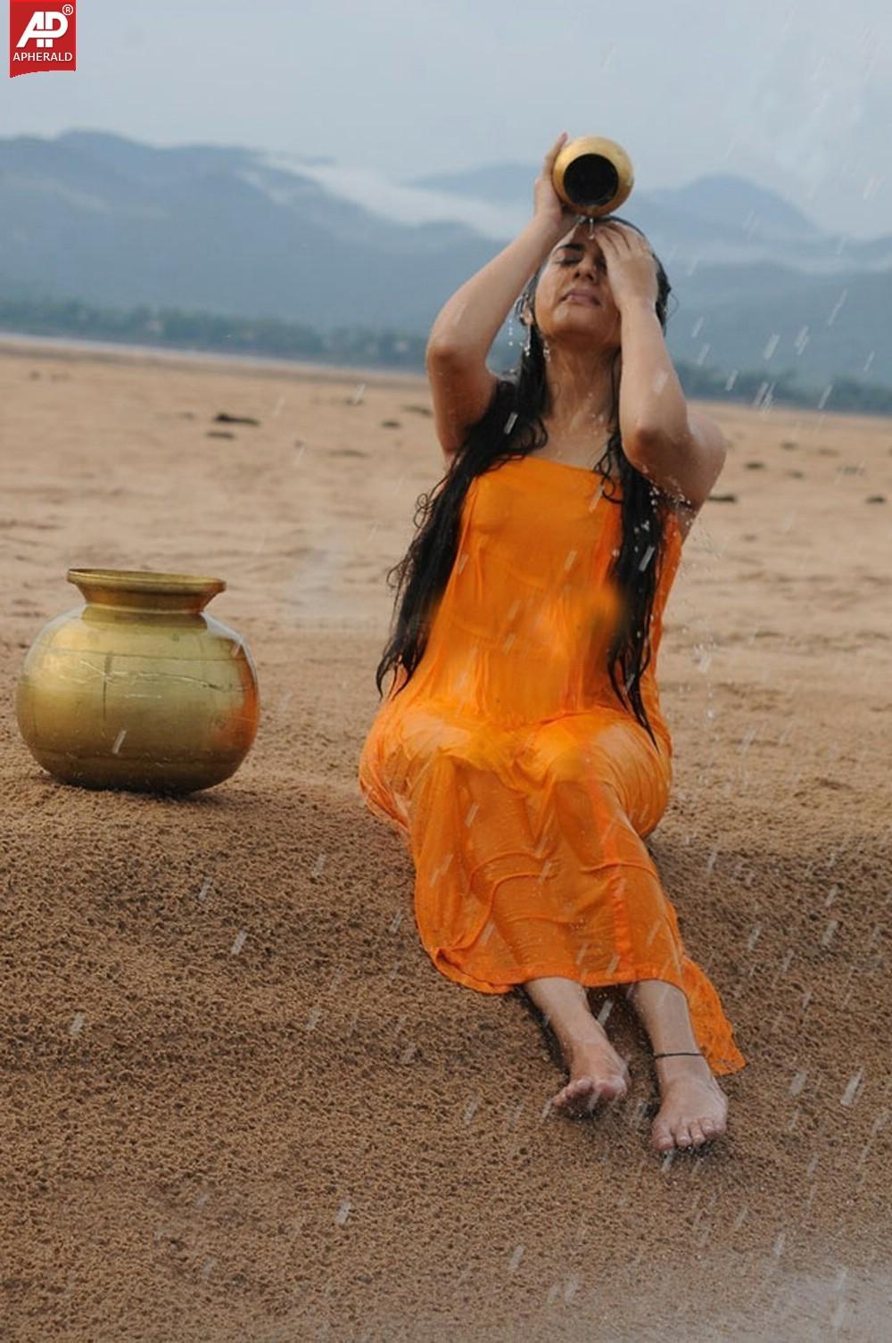 Actress Archana Wet Hot Photos