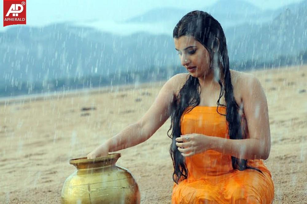 Actress Archana Wet Hot Photos