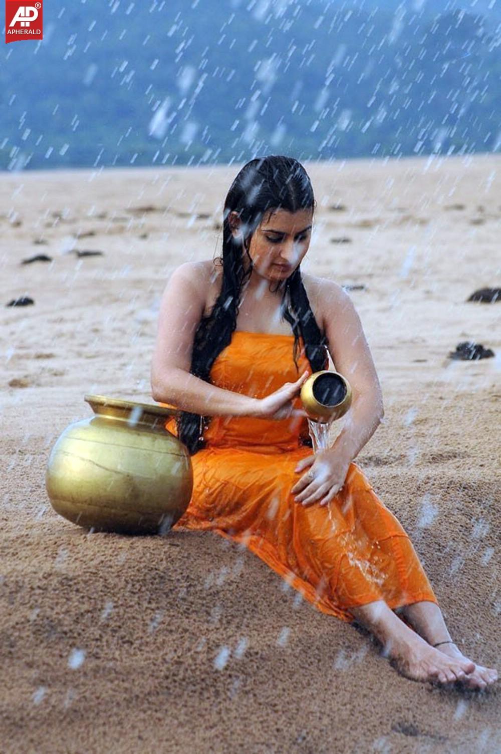 Actress Archana Wet Hot Photos