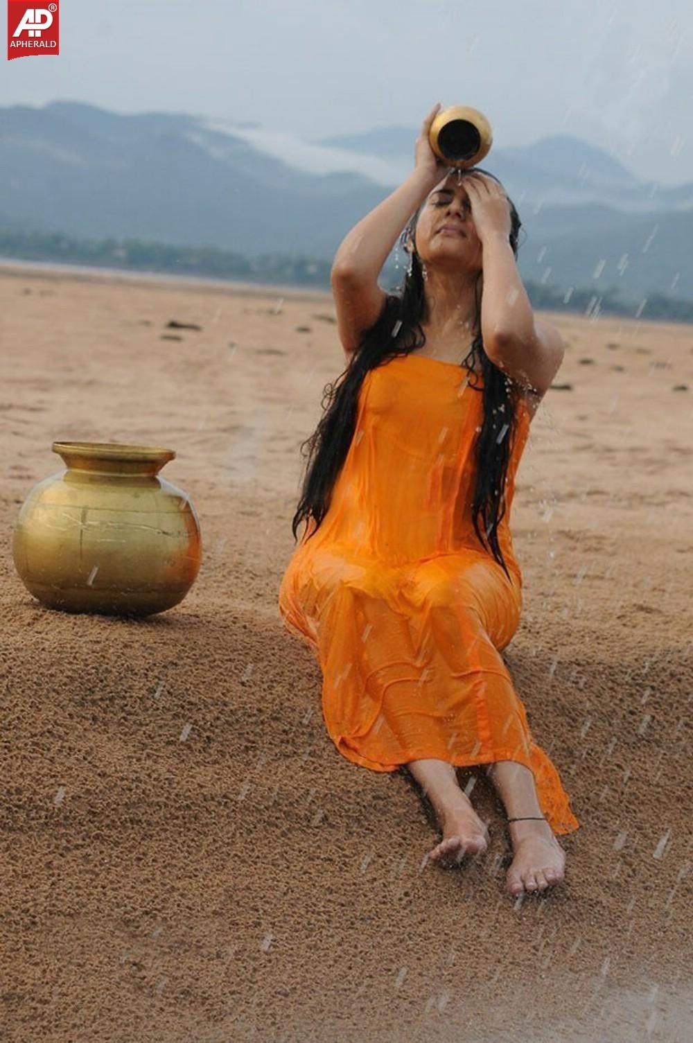 Actress Archana Wet Hot Photos