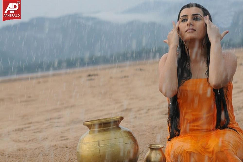 Actress Archana Wet Hot Photos
