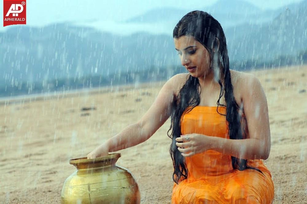 Actress Archana Wet Hot Photos