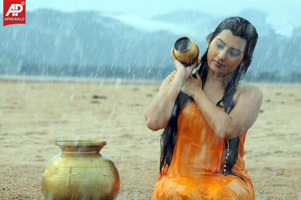 Actress Archana Wet Hot Photos
