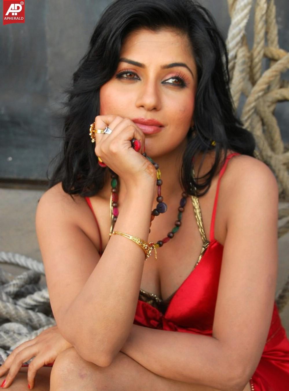 Actress Hot Navel n Cleavage Show