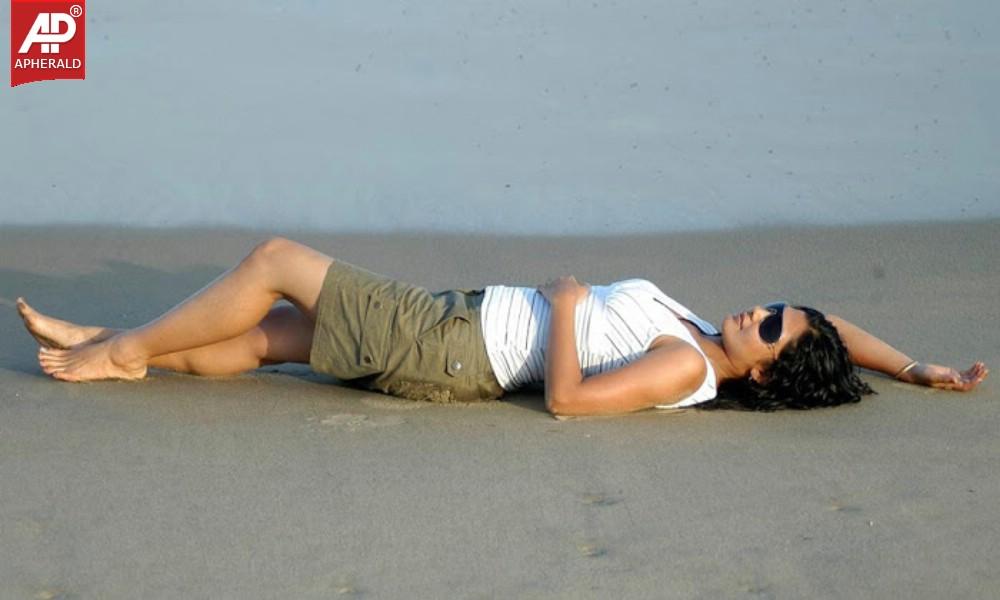 Actress Kamalinee Mukherji Spicy Pics