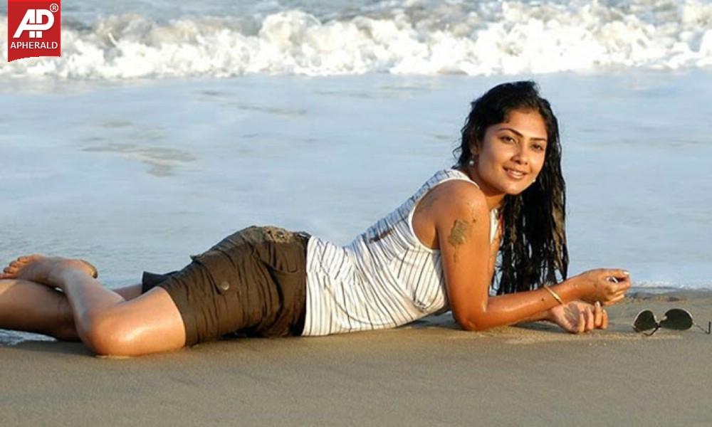 Actress Kamalinee Mukherji Spicy Pics