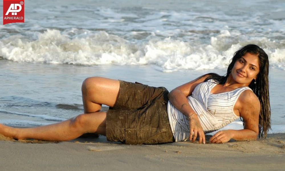 Actress Kamalinee Mukherji Spicy Pics