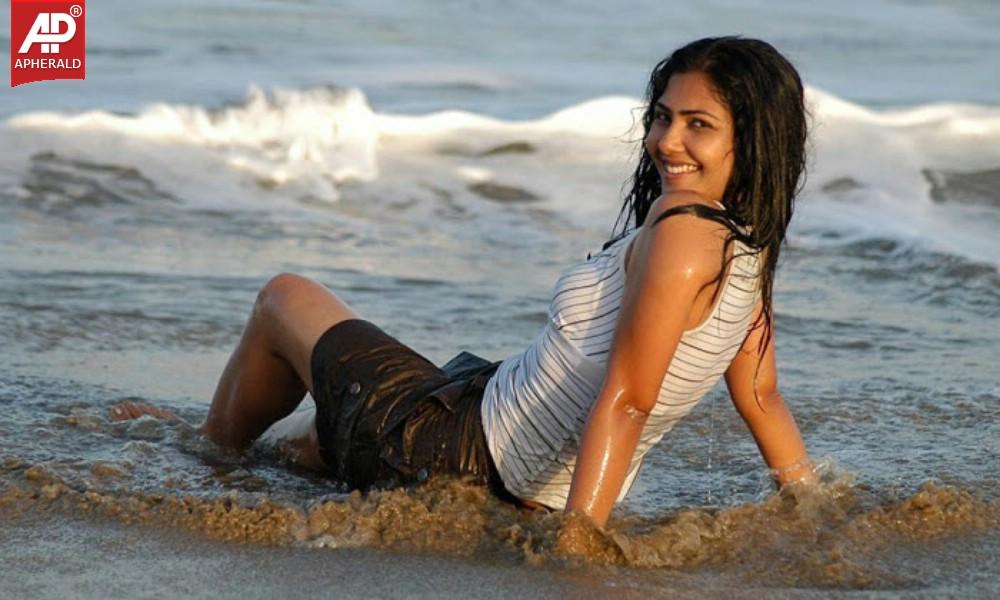 Actress Kamalinee Mukherji Spicy Pics